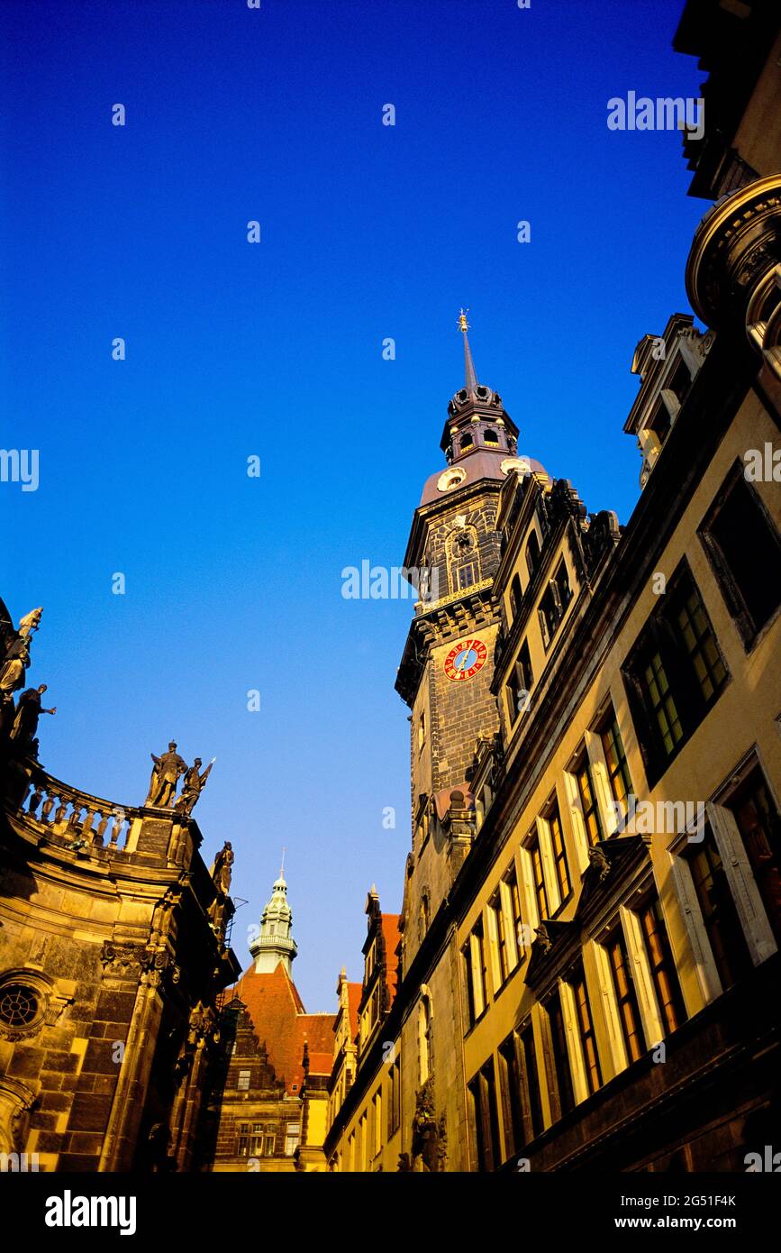 Ancien bâtiment avec tour dans la vieille ville sous ciel clair, Dresde, Saxe, Allemagne Banque D'Images
