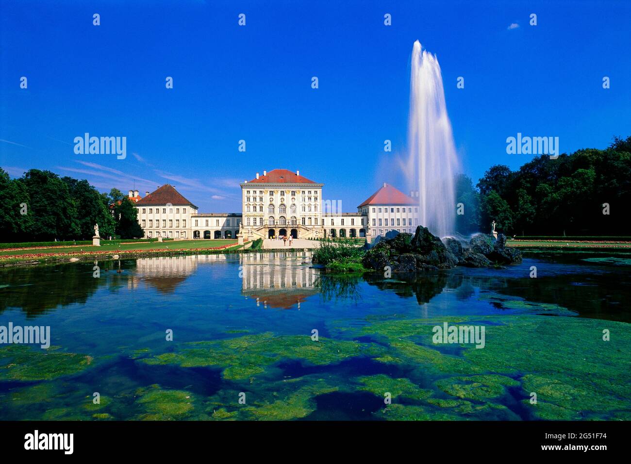 Château de Nymphenburg avec étang et fontaine dans un jardin formel, Munich, Bavière, Allemagne Banque D'Images