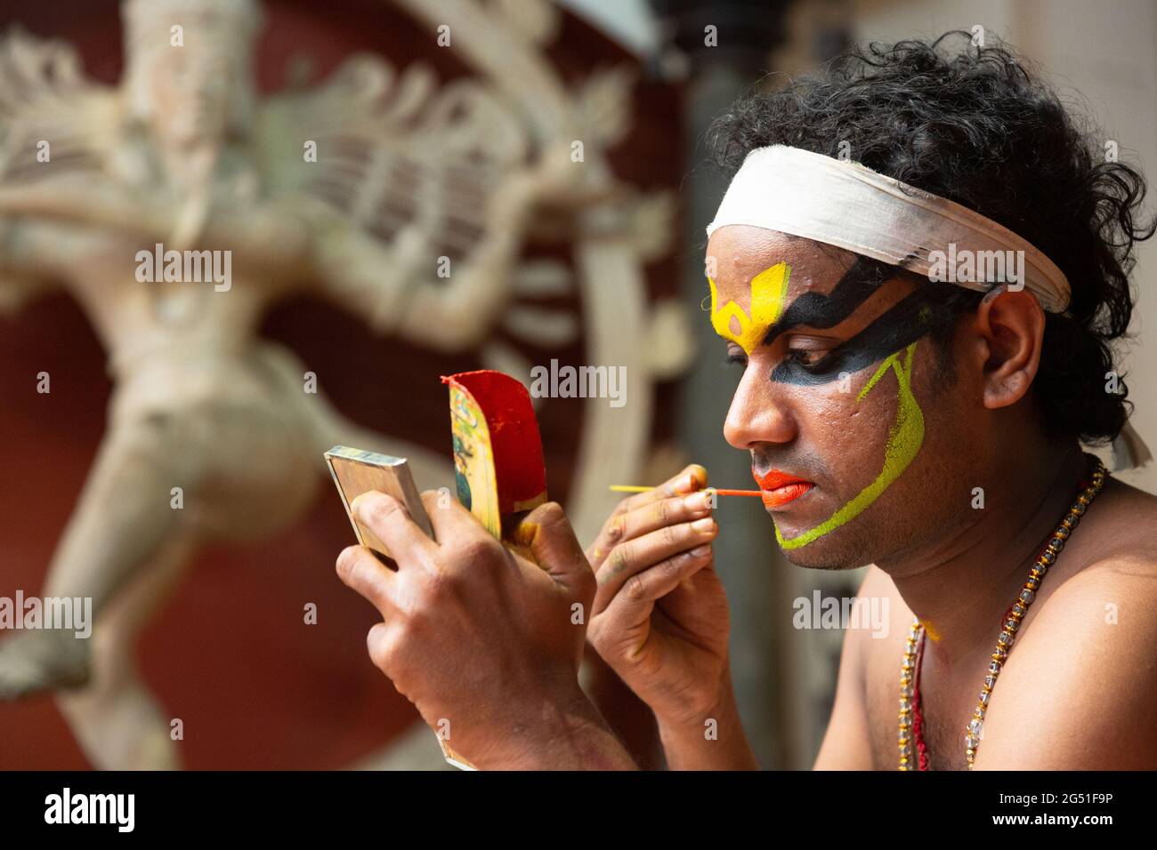 Préparation et exécution de la forme traditionnelle de danse Kathakali au Kerala. Banque D'Images