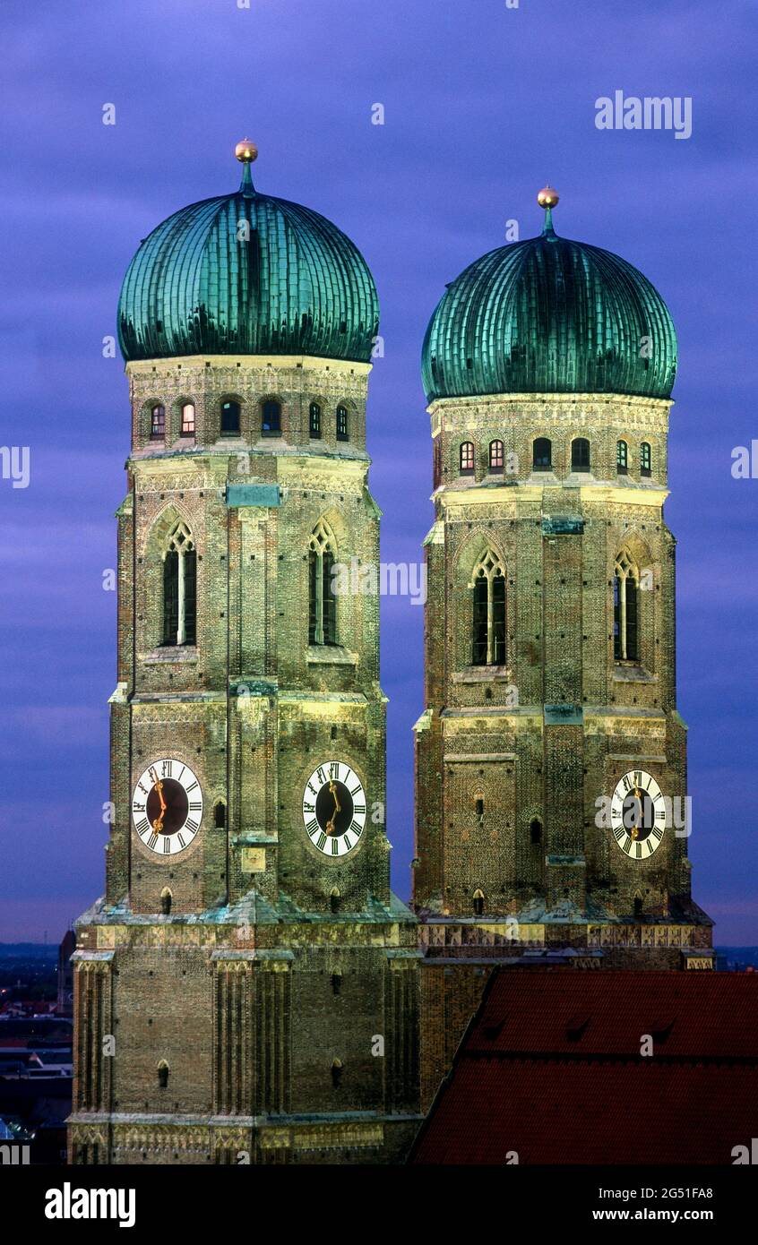 Horloge tours de nuit, Frauenkirche, Munich, Bavière, Allemagne Banque D'Images