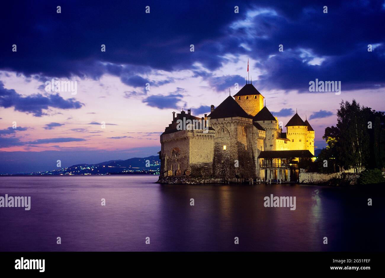 Château de Chillon sur les rives du lac Léman au coucher du soleil, canton de Vaud, Suisse Banque D'Images