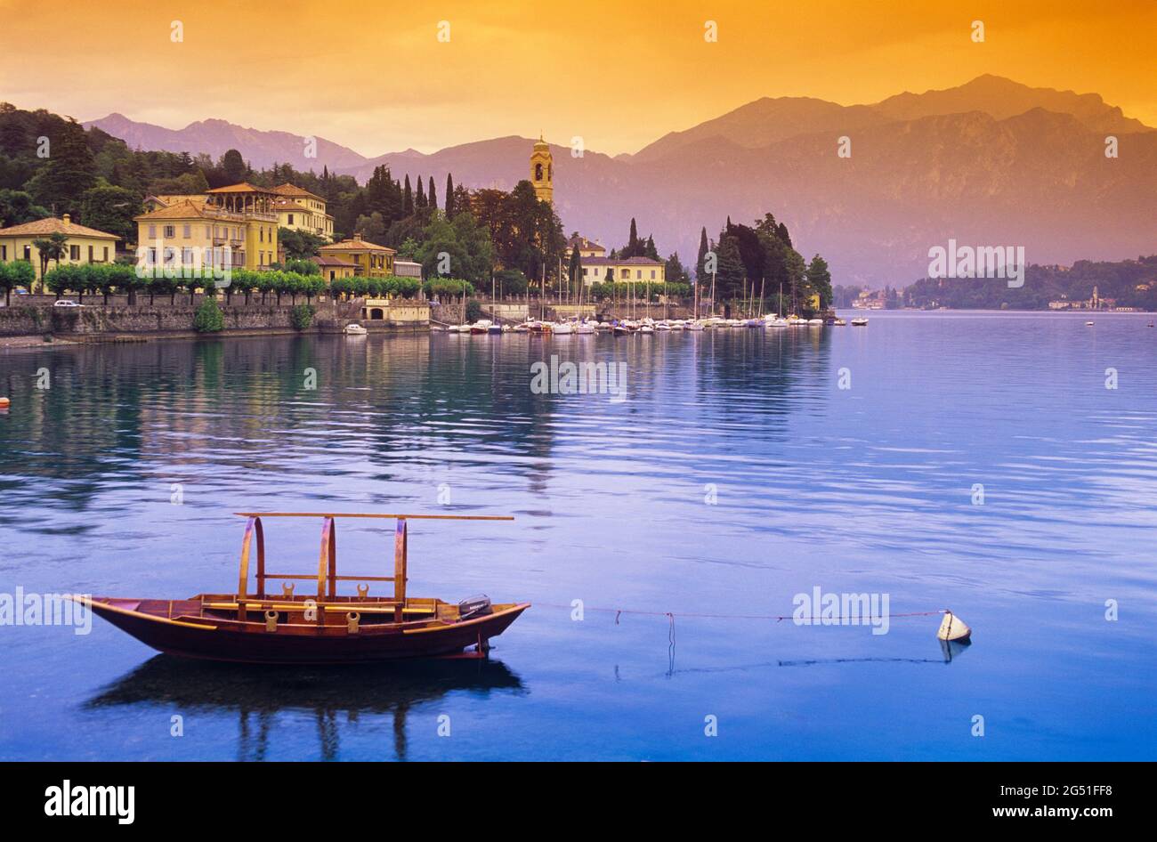 Lac de Côme au coucher du soleil, Tremezzo, Lombardie, Italie Banque D'Images