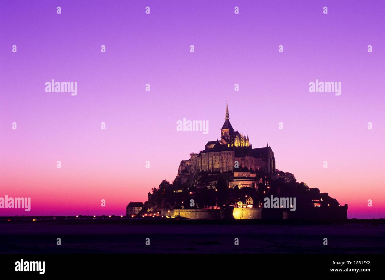 Vue sur le Mont Saint Michel au crépuscule, Normandie, France Banque D'Images
