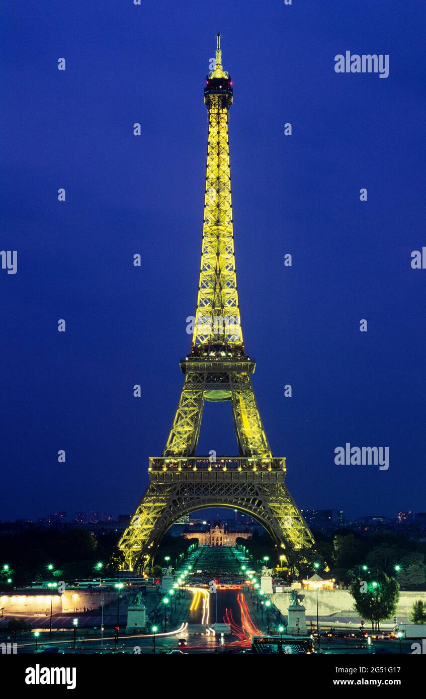 Vue sur la Tour Eiffel illuminée, place du Trocadéro, Paris, France Banque D'Images