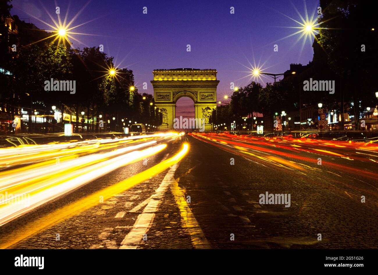 Vue sur les sentiers lumineux des champs Elysées et de l'arche triomphale, Paris, France Banque D'Images