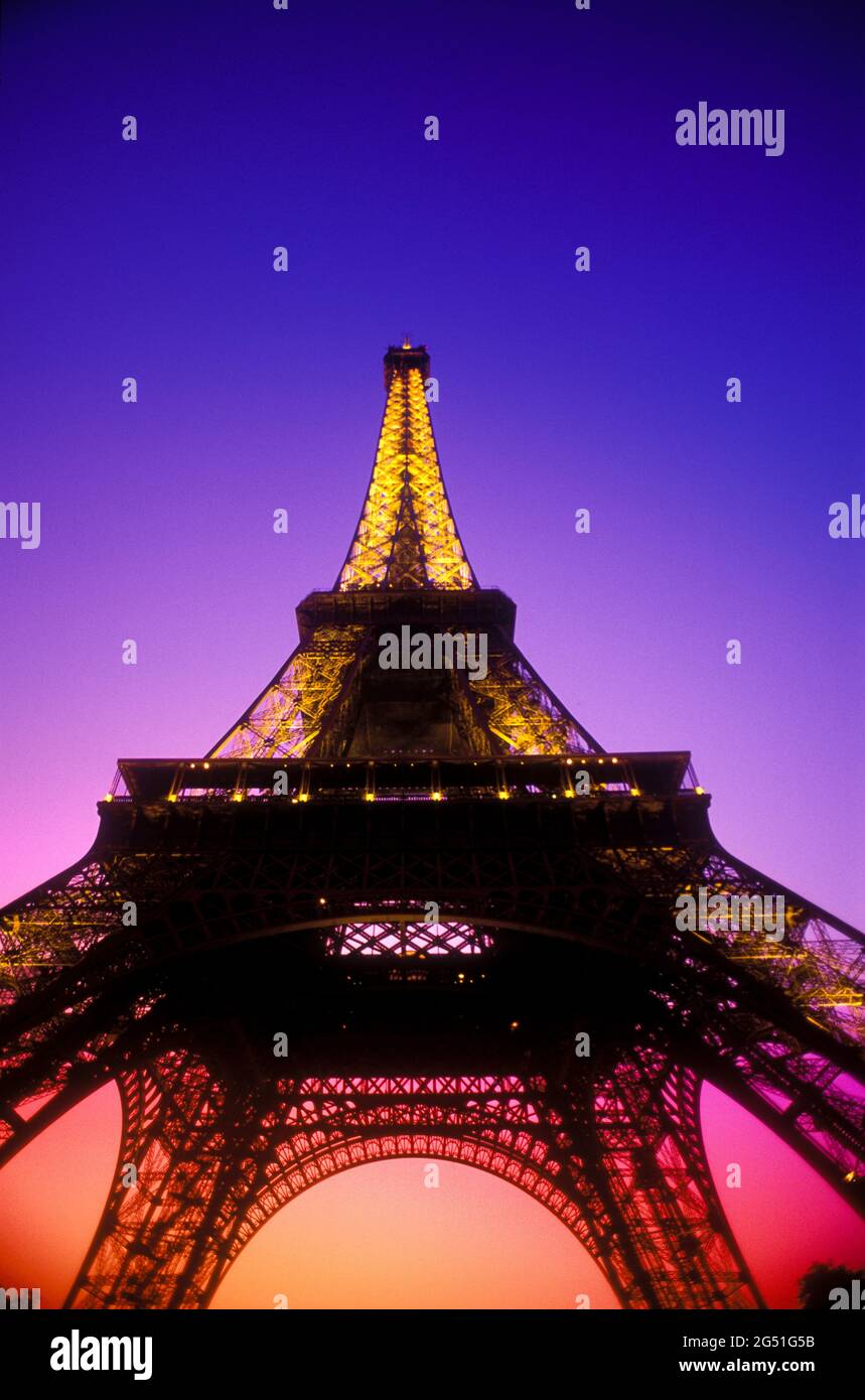 Vue à angle bas de la Tour Eiffel au coucher du soleil, Paris, France Banque D'Images