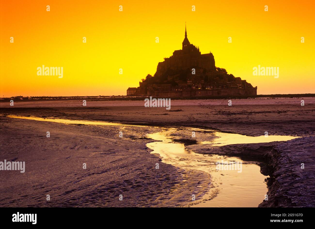 Silhouette du Mont Saint-Michel au coucher du soleil, Normandie, France Banque D'Images