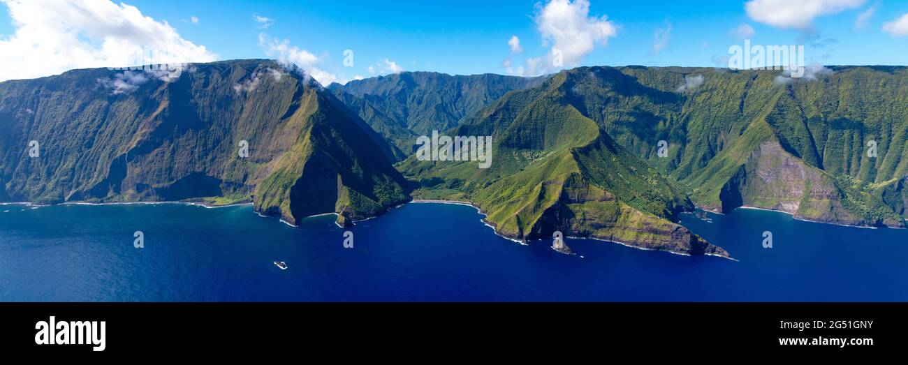 Vue aérienne de la vallée de Pelekunu, rive nord, Molokai, Hawaii, États-Unis Banque D'Images
