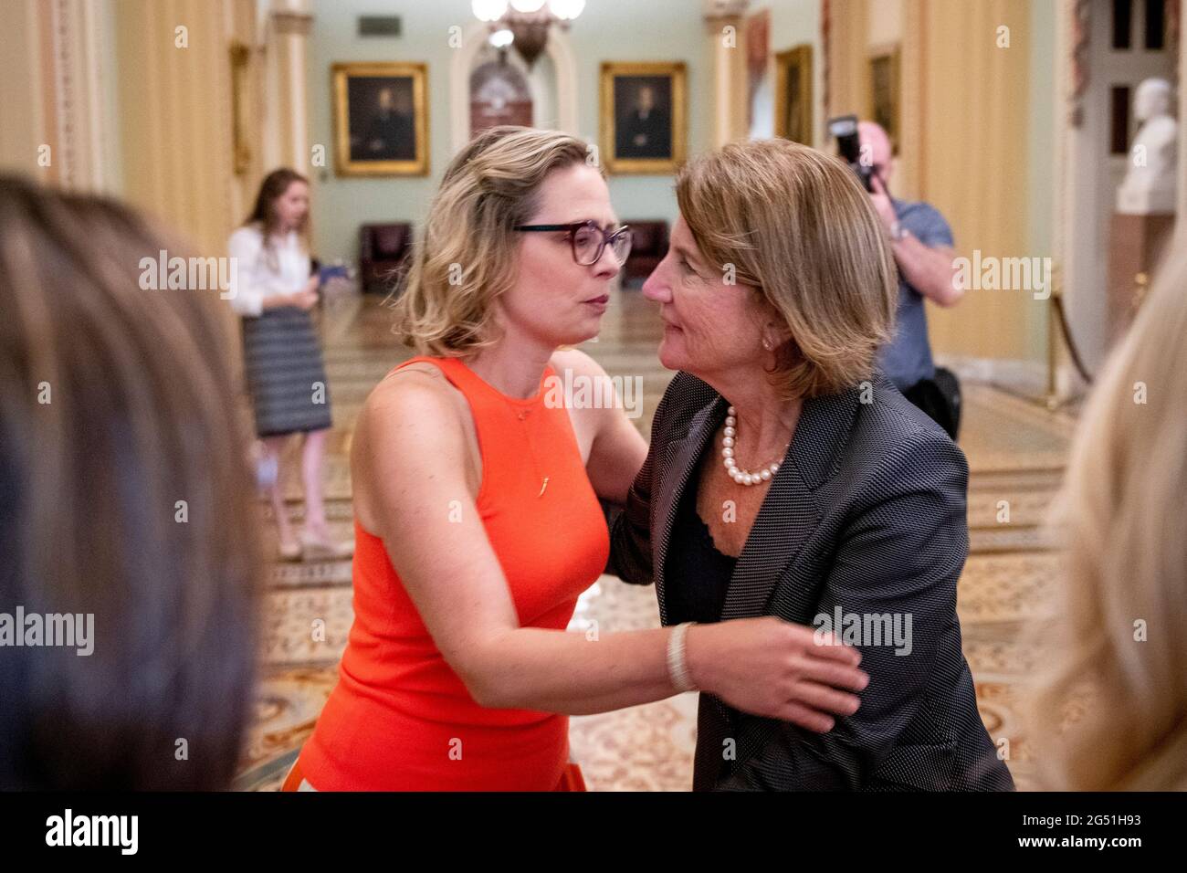 Washington, DC, le jeudi 24 juin 2021 : la sénatrice des États-Unis Shelley Moore Capito (républicaine de la Virginie occidentale), à droite, présente ses stagiaires au sénateur des États-Unis Kyrsten Sinema (démocrate de l'Arizona), à gauche, devant la salle du Sénat au Capitole des États-Unis à Washington, DC, le jeudi 24 juin 2021. Crédit: Rod Lamkey/CNP/MediaPunch crédit: MediaPunch Inc/Alay Live News Banque D'Images