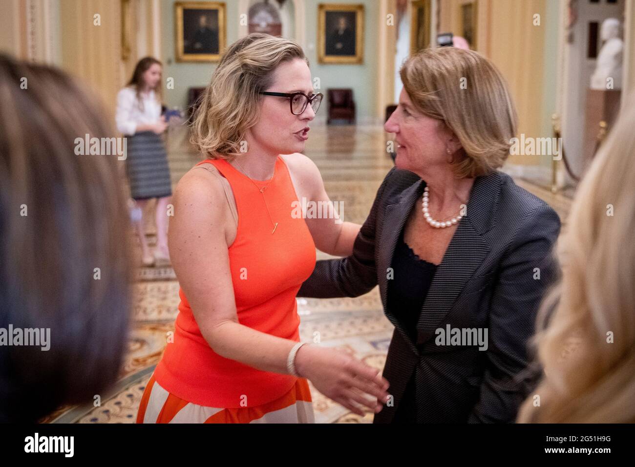 Washington, DC, le jeudi 24 juin 2021 : la sénatrice des États-Unis Shelley Moore Capito (républicaine de la Virginie occidentale), à droite, présente ses stagiaires au sénateur des États-Unis Kyrsten Sinema (démocrate de l'Arizona), à gauche, devant la salle du Sénat au Capitole des États-Unis à Washington, DC, le jeudi 24 juin 2021. Crédit: Rod Lamkey/CNP/MediaPunch crédit: MediaPunch Inc/Alay Live News Banque D'Images