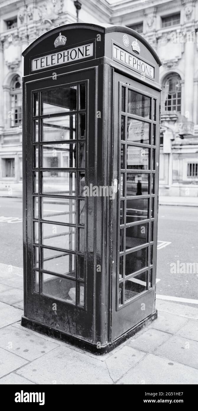 Téléphone Booth on Sidewalk, Londres, Angleterre, Royaume-Uni Banque D'Images