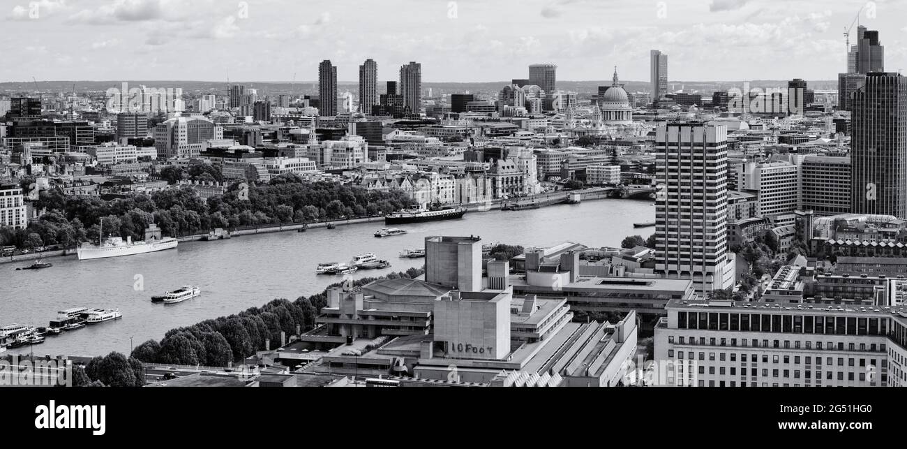 Vue panoramique sur les bâtiments le long de la Tamise, Londres, Angleterre, Royaume-Uni Banque D'Images