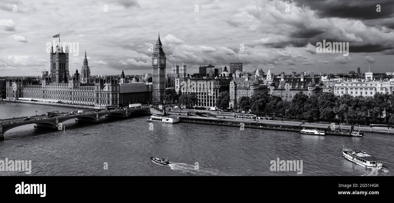 Vue panoramique sur les bâtiments le long de la Tamise, Londres, Angleterre, Royaume-Uni Banque D'Images