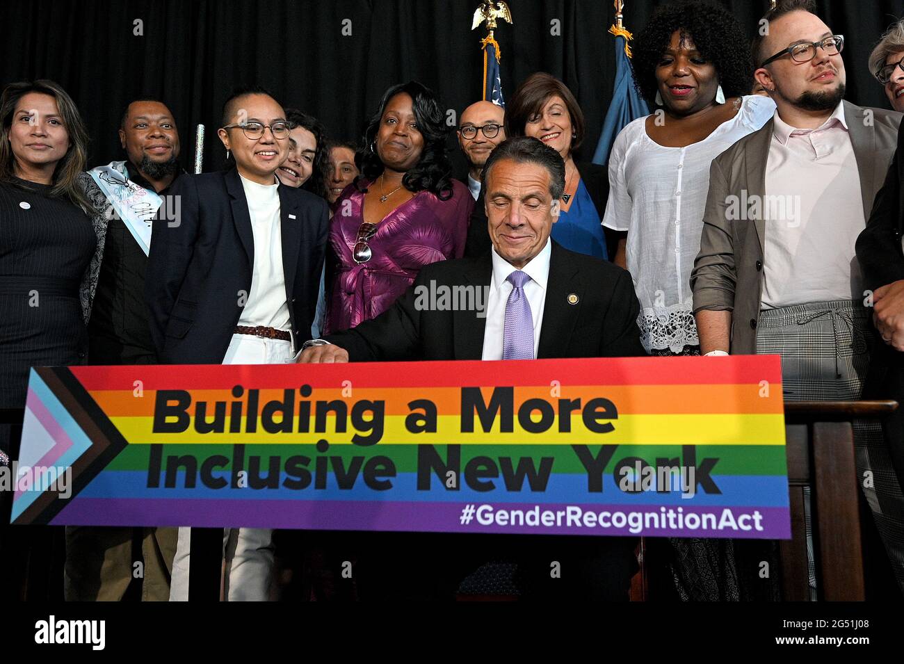 New York, États-Unis. 24 juin 2021. New York Gov. Andrew Cuomo (assis) signe la loi sur la reconnaissance des sexes à l'occasion du 10e anniversaire de la loi sur l'égalité des mariages, en l'honneur de la Pride week, au Pier 59 à New York, NY, le 24 juin 2021. La loi sur la reconnaissance du genre étend les protections pour les New-Yorkais transgenres et non binaires, permettant aux gens de changer leur sexe sur leurs certificats de naissance pour se conformer à la façon dont ils s'identifient. (Photo par Anthony Behar/Sipa USA) crédit: SIPA USA/Alay Live News Banque D'Images