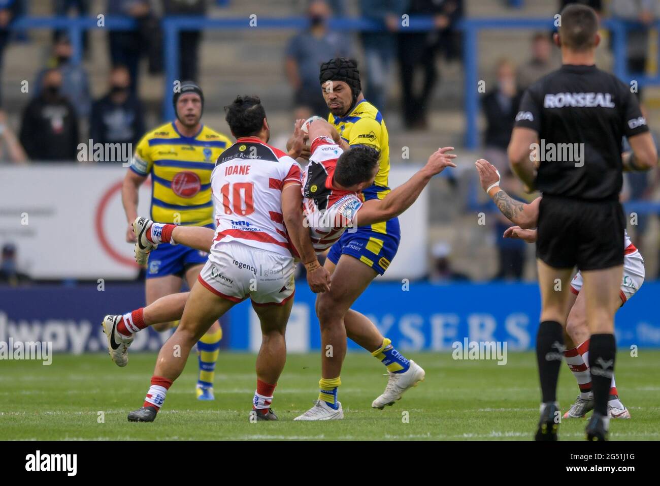 Tyrone McCarthy (21), de Leigh Centurion, se blesse dans sa tentative de s'attaquer à Sitaleki Akauola (20) de Warrington Wolves Banque D'Images