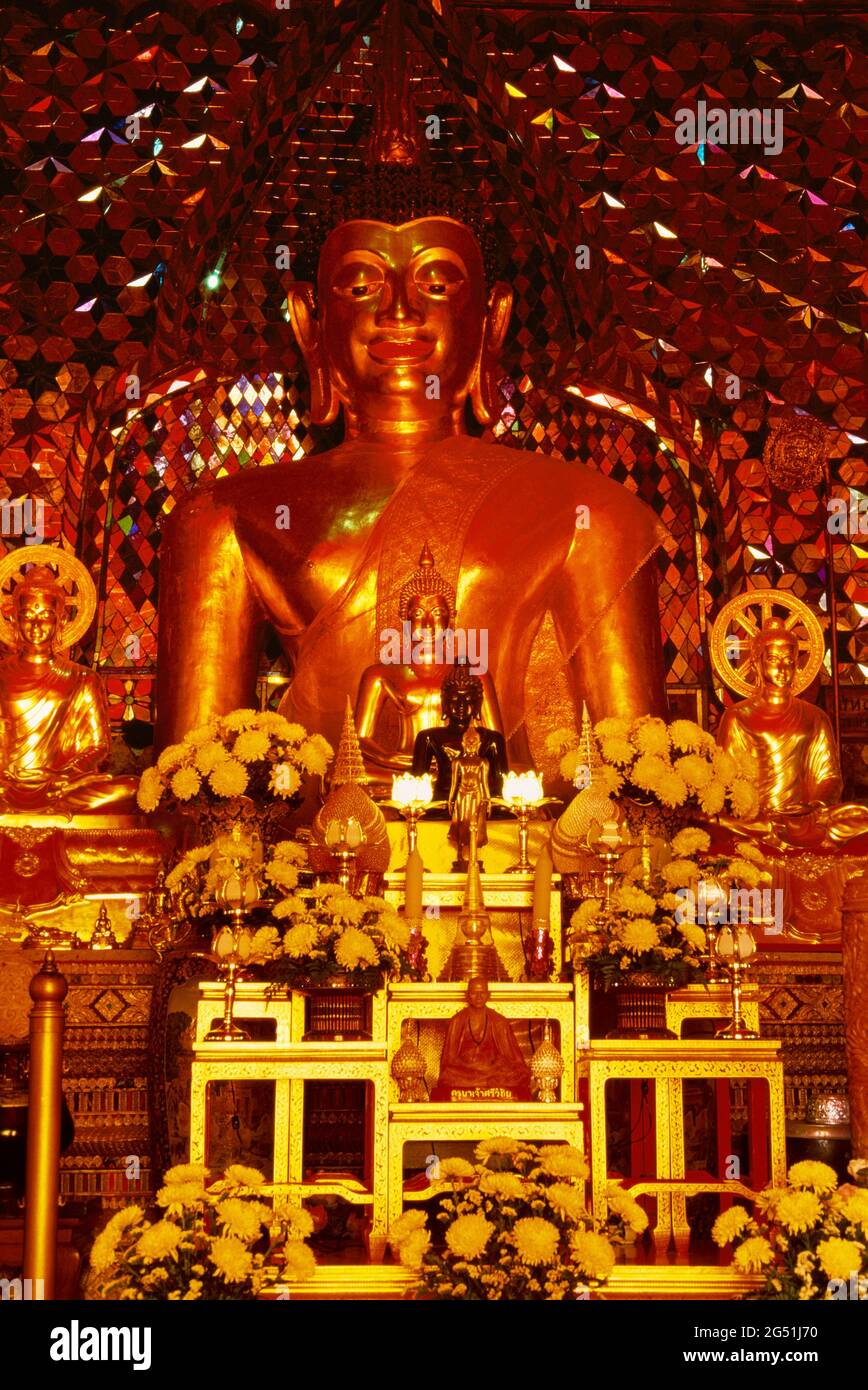 Grande statue de Bouddha doré, temple Wat Phra That Doi Suthep, Chiang Mai, Thaïlande Banque D'Images