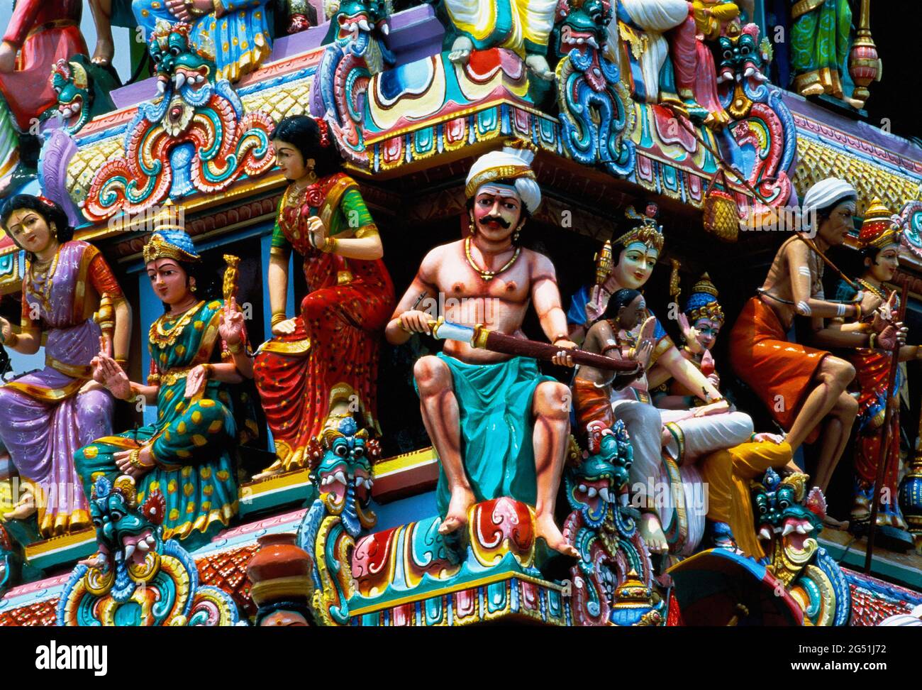 Statues colorées et architecture du temple Sri Mariamman, Singapour Banque D'Images