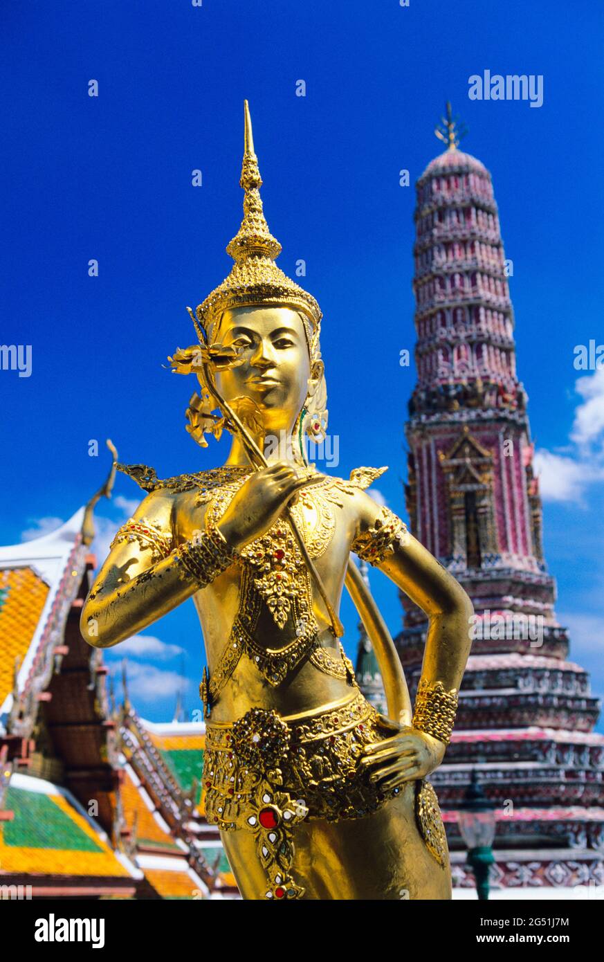 Statue et stupa d'or de Kinnara, Temple Wat Phra Kaeo, Grand Palais, Bangkok, Thaïlande Banque D'Images