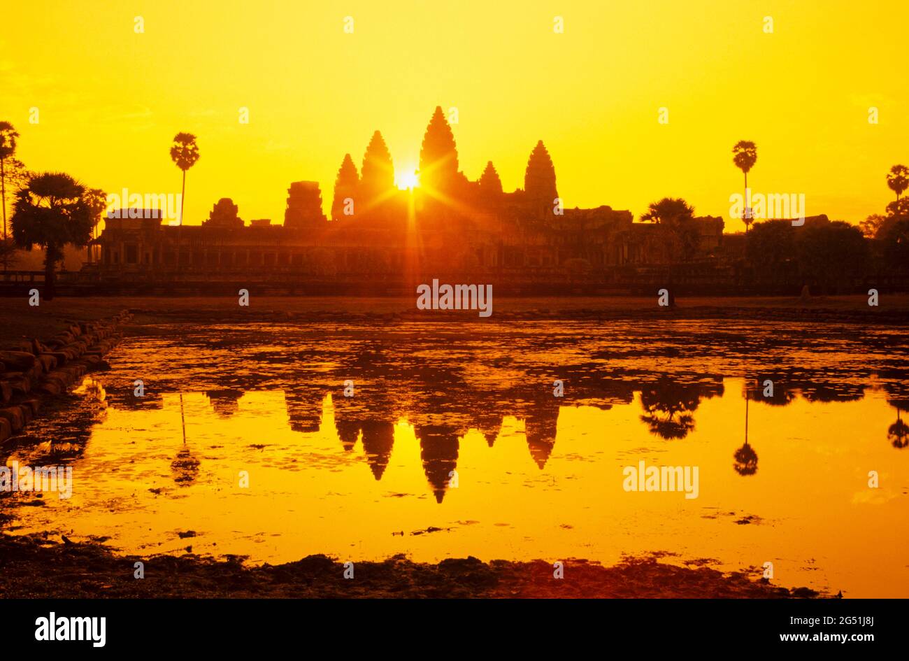 Silhouette d'Angkor Wat au lever du soleil, Siem Reap, Cambodge Banque D'Images