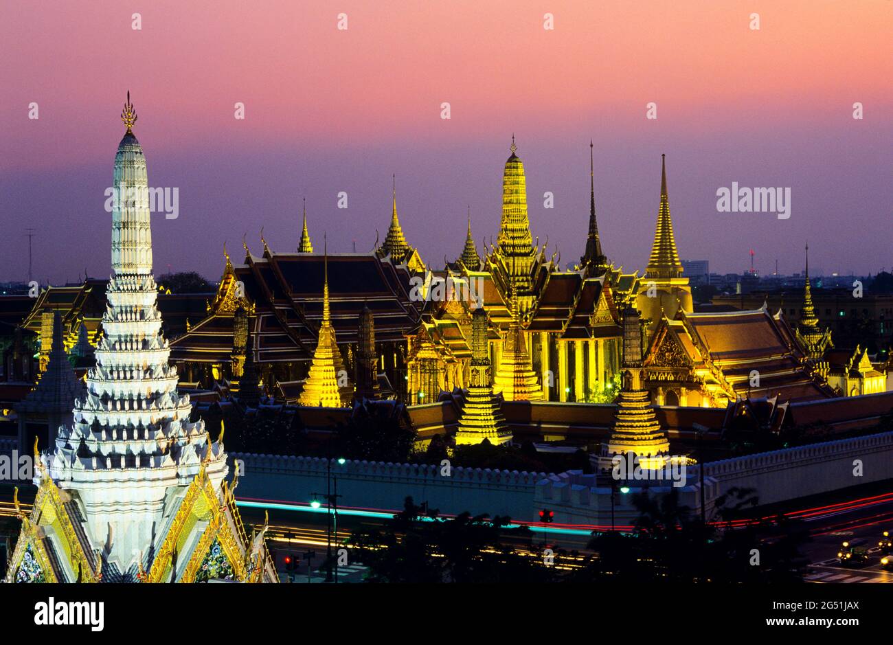 Temple Wat Phra Kaeo et Grand Palais au coucher du soleil, Bangkok, Thaïlande Banque D'Images