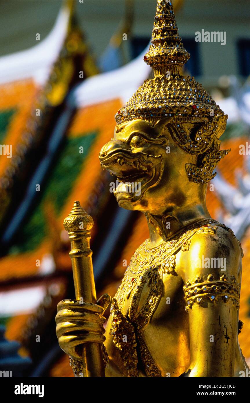 Statue d'or à Wat Phra Kaeo (Temple du Bouddha d'Émeraude), Grand Palais, Bangkok, Thaïlande Banque D'Images