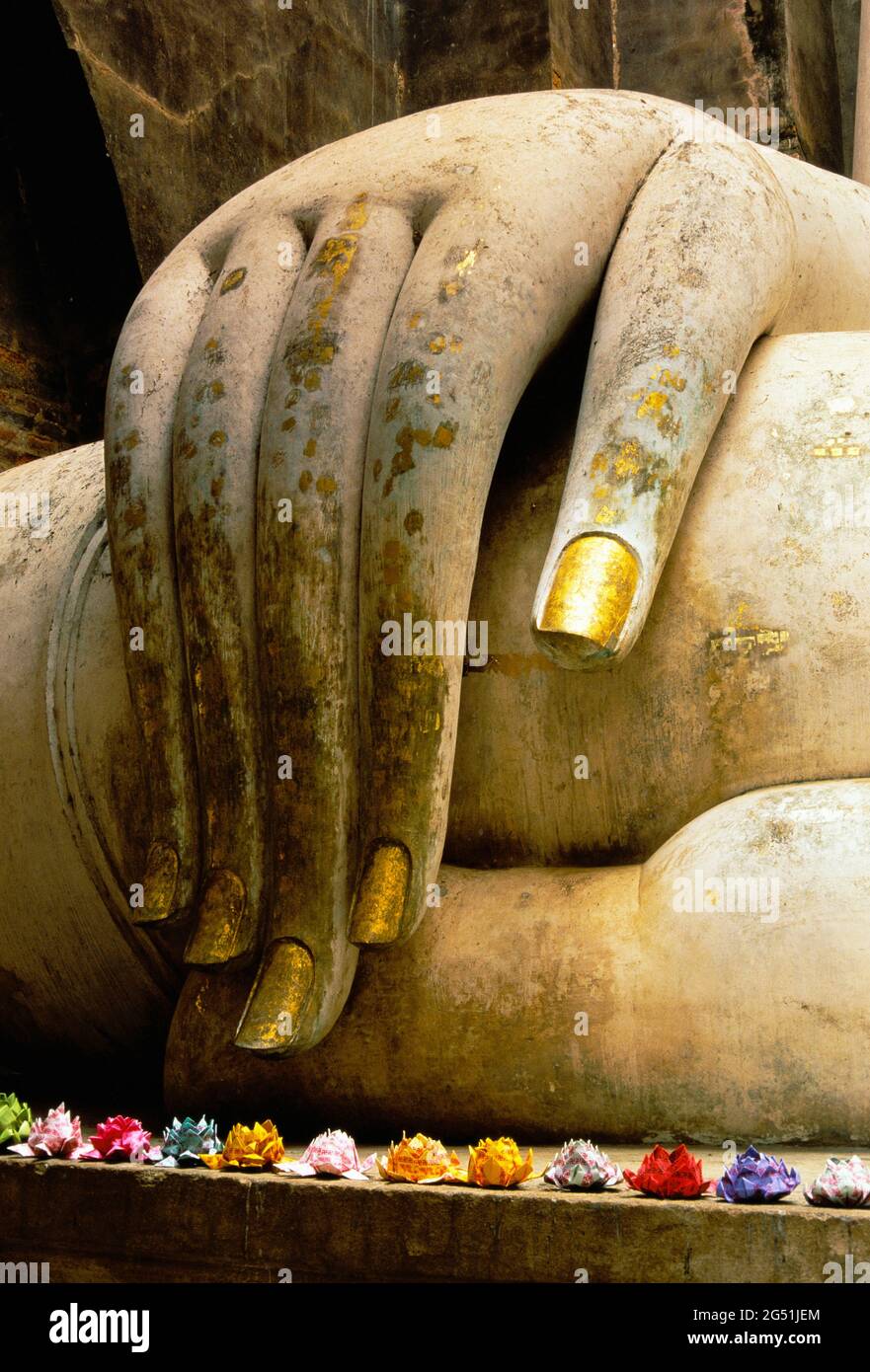 Gros plan de la main de la statue de Bouddha, Temple si CHUM, Parc historique de Sukhothai, Thaïlande Banque D'Images