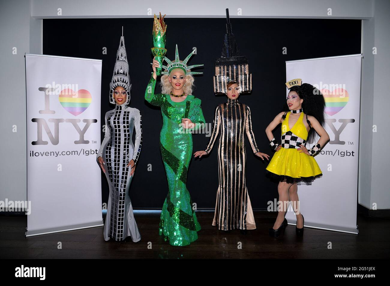 New York, États-Unis. 24 juin 2021. Ambiance comme New York Gov. Andrew Cuomo signe la loi sur la reconnaissance des sexes à l'occasion du 10e anniversaire de la loi sur l'égalité des mariages, en l'honneur de la Pride week, au Pier 59 à New York, NY, le 24 juin 2021. La loi sur la reconnaissance du genre étend les protections pour les New-Yorkais transgenres et non binaires, permettant aux gens de changer leur sexe sur leurs certificats de naissance pour se conformer à la façon dont ils s'identifient. (Photo par Anthony Behar/Sipa USA) crédit: SIPA USA/Alay Live News Banque D'Images