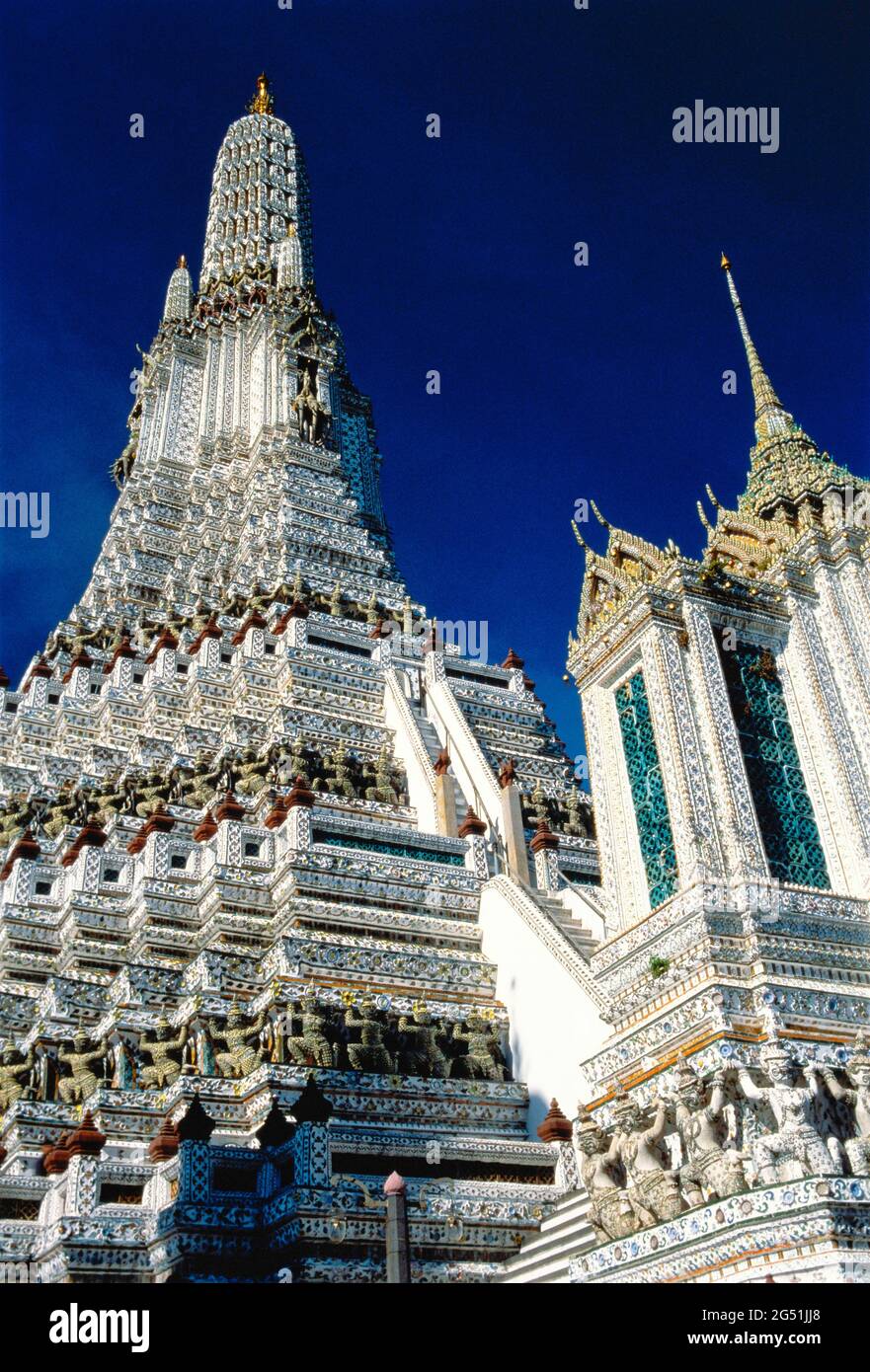 Architecture blanche et stupas, Temple Wat Arun, Bangkok, Thaïlande Banque D'Images