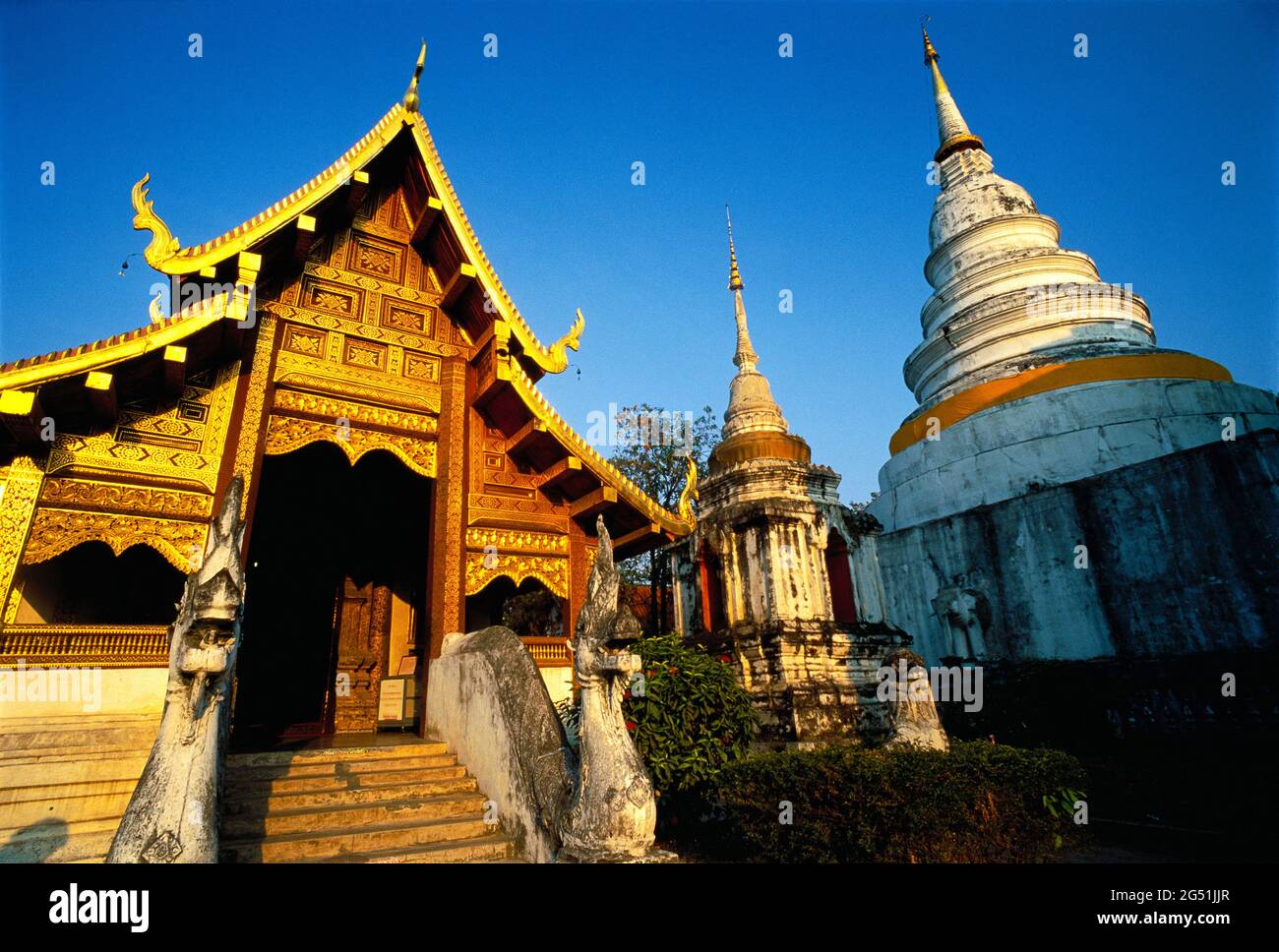 Stupas et vue extérieure du temple Wat Phra Singh, province de Chiang Mai, Thaïlande Banque D'Images
