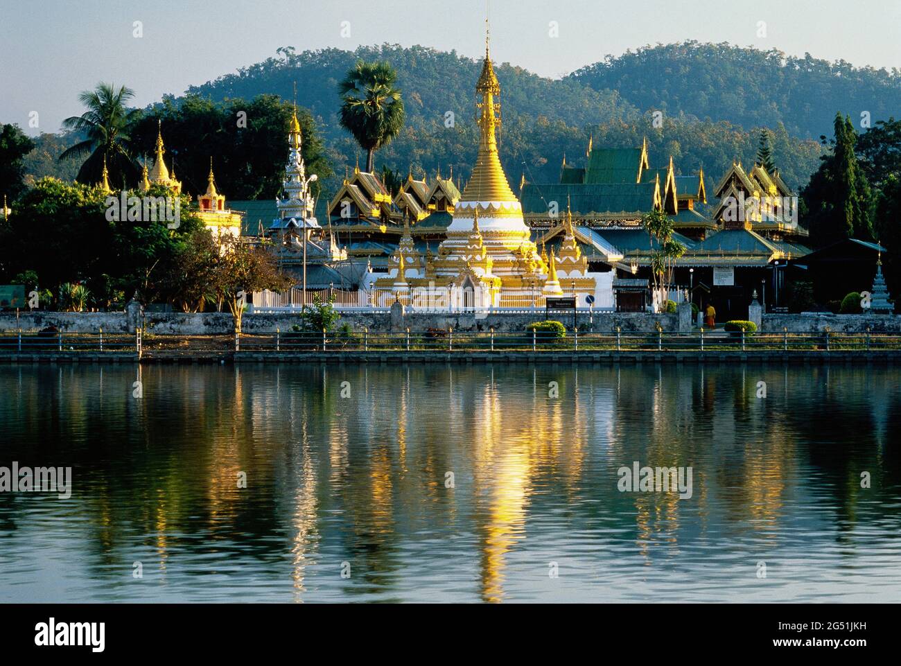 Temple Wat Jong Klang sur le bord du lac, province de Mae Hong son, Thaïlande Banque D'Images