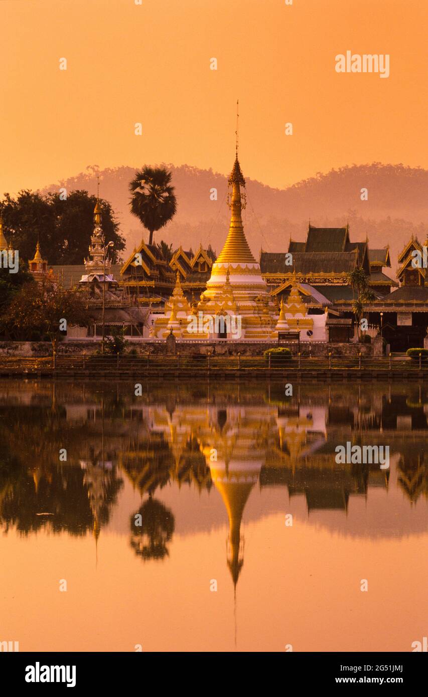 Temple Wat Jong Klang au lever du soleil, Mae Hong son, Thaïlande, Asie du Sud-est Banque D'Images