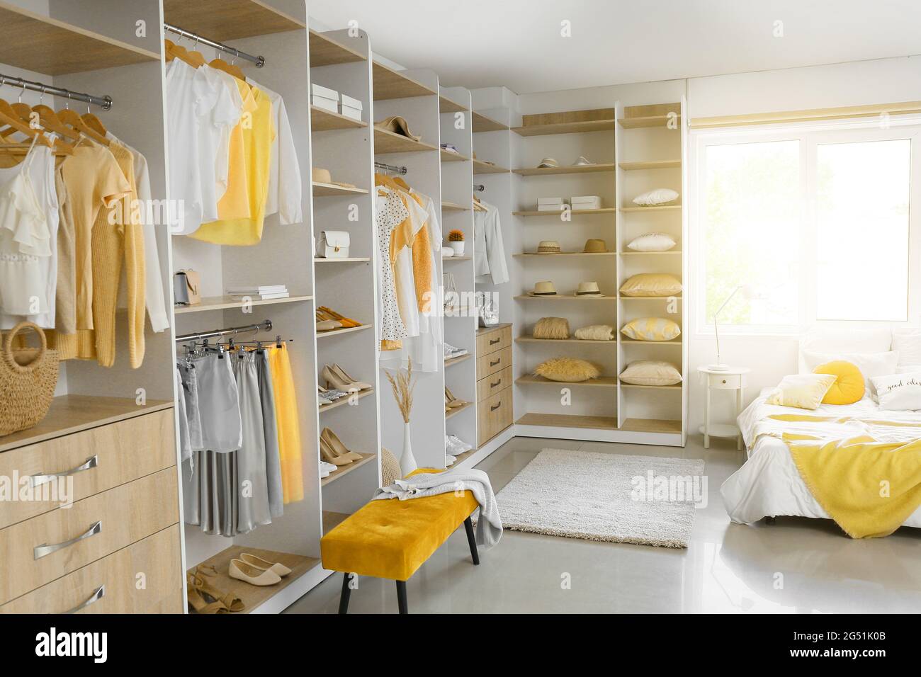 Grande armoire avec différents vêtements et accessoires dans la chambre  Photo Stock - Alamy