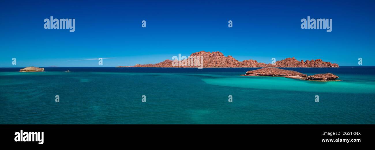 Paysage de mer avec l'île de Danzante, baie de Loreto, péninsule de Baja, Californie, États-Unis Banque D'Images