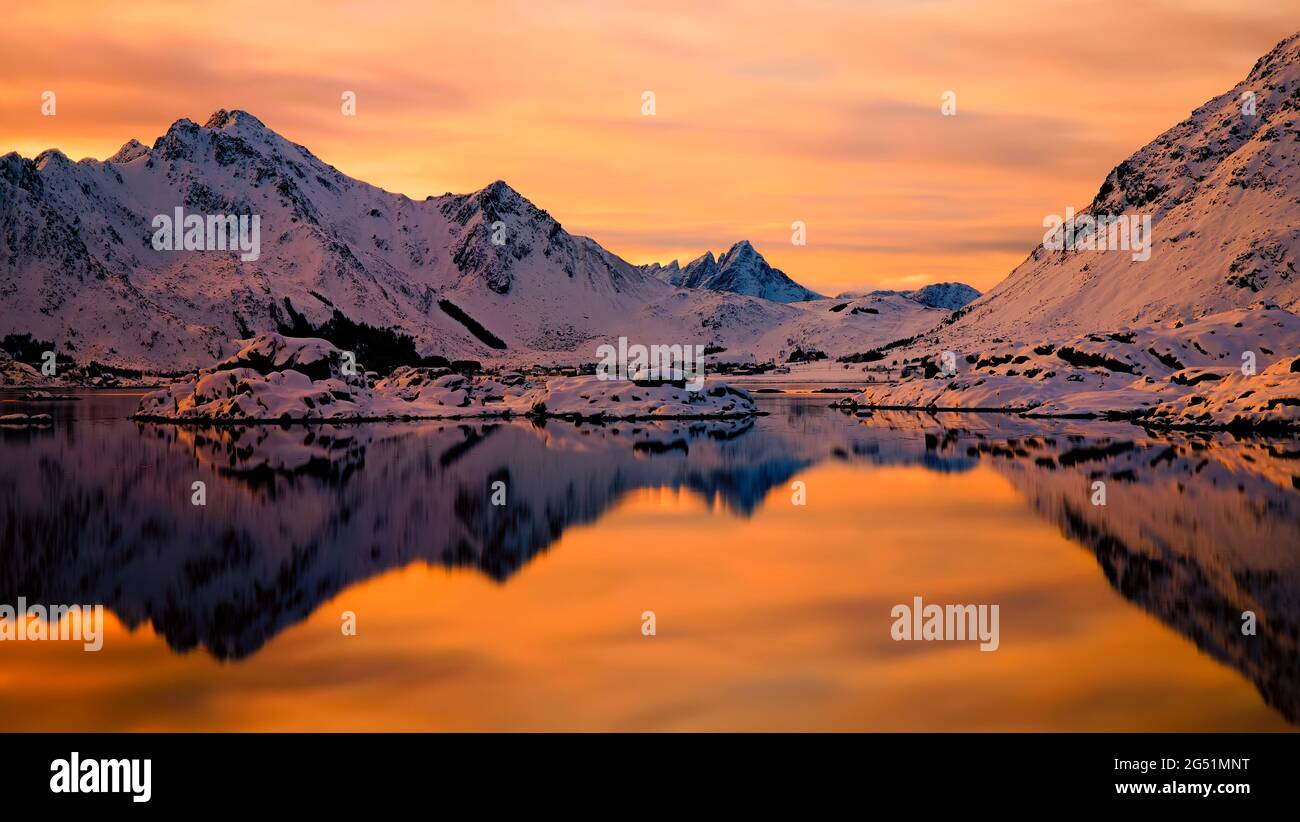 Fjord en hiver au coucher du soleil, Lofoten, Norvège Banque D'Images