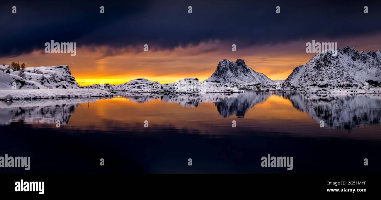 Montagnes et fjords en hiver au coucher du soleil, Steinsfjorden, Lofoten, Norvège Banque D'Images