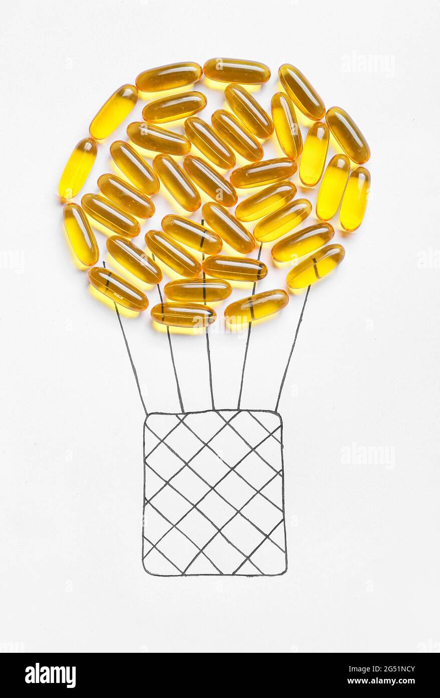 Composition avec ballon d'air dessiné et capsules d'huile de poisson sur  fond blanc Photo Stock - Alamy