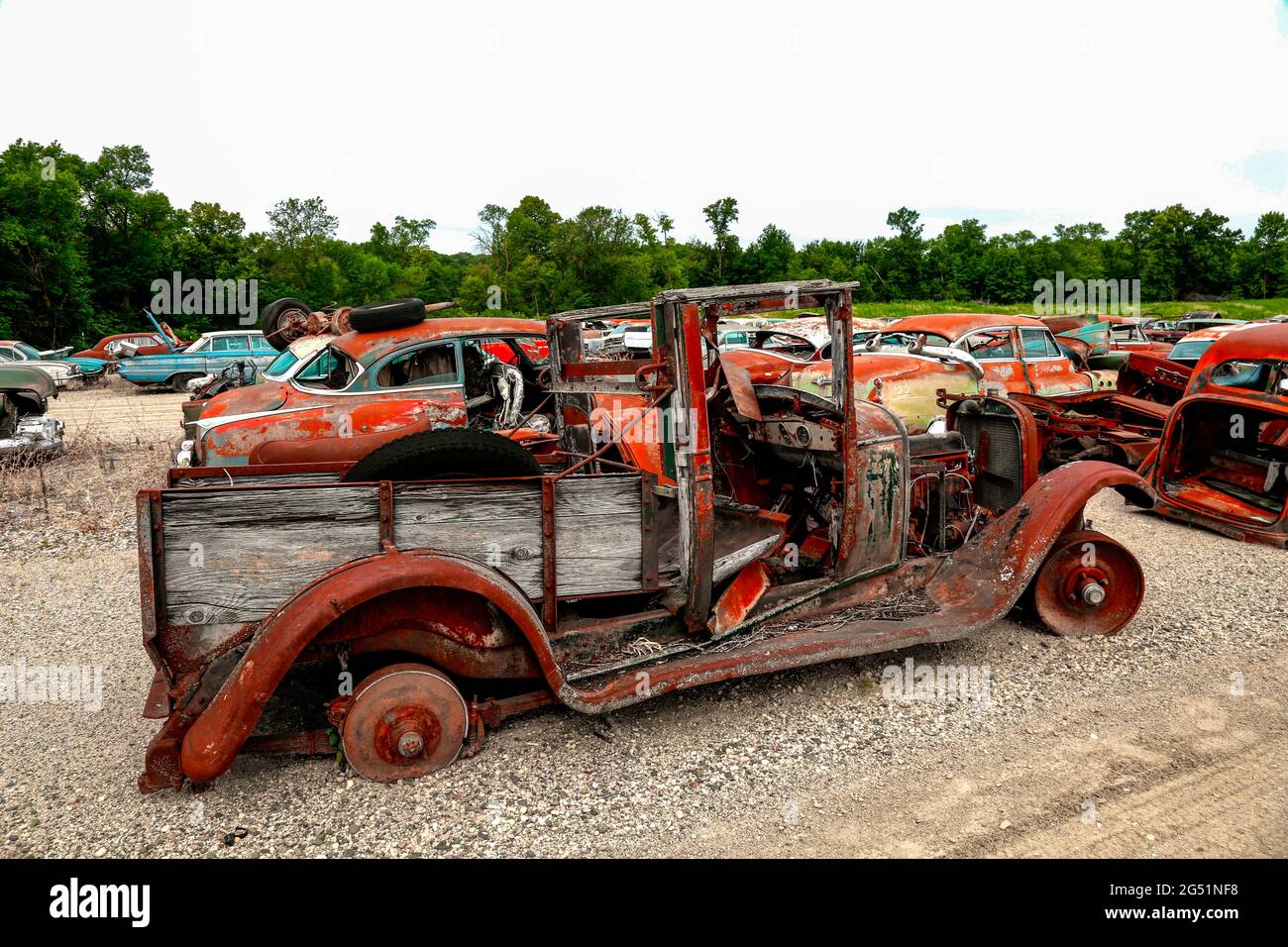 Vieux camion rouillé à junkyard, Minnesota, États-Unis Banque D'Images