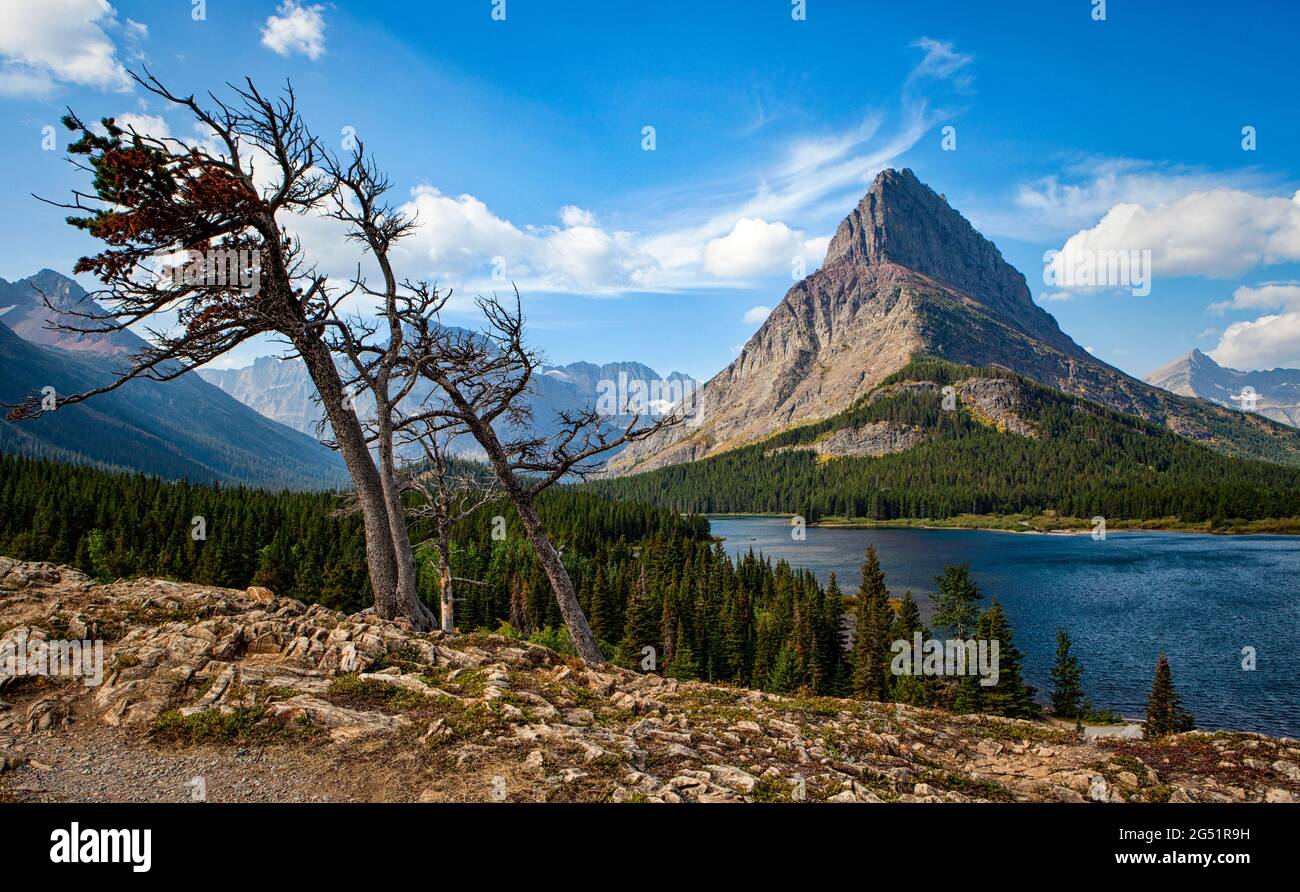 Paysage avec le lac SwiftCurrent et le pic de montagne, parc national Glacier, Montana, États-Unis Banque D'Images