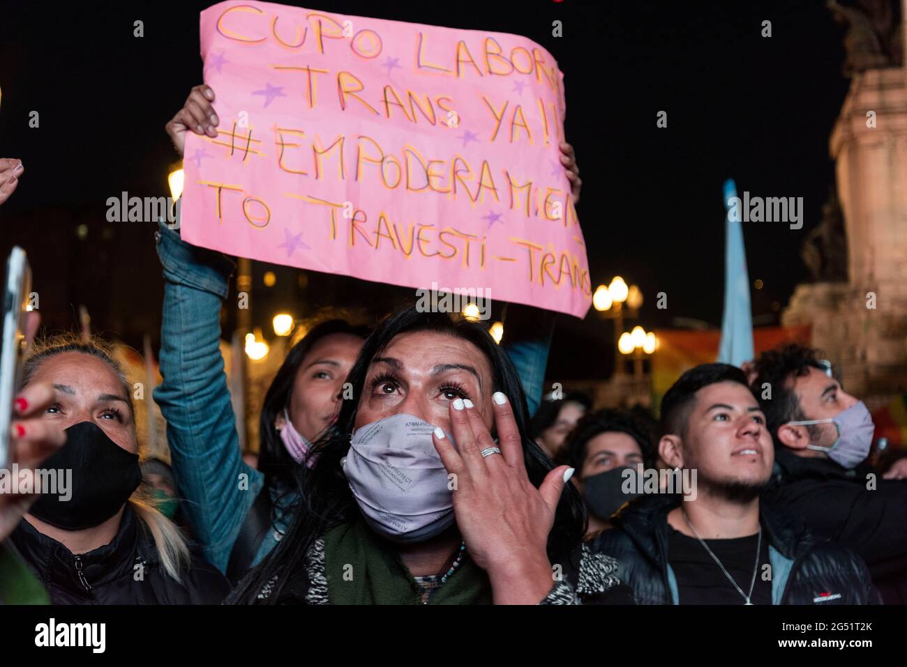 Ville de Buenos Aires, ville de Buenos Aires, Argentine. 24 juin 2021. INT. Monde de l'information. 24 juin 2021. Ville de Buenos Aires, Argentine. Les gens de Trans célèbrent l'approbation de la loi Trans Job Vacancy 'diana Sacayan - Lohana Berkins' - en hommage aux deux trans-activistes - que les institutions publiques et/ou d'Etat doivent employer au moins 1% des personnes trans, le 24 juin 2021, au Congrès national, ville de Buenos Aires, Argentine. Crédit: Julieta Ferrario/ZUMA Wire/Alay Live News Banque D'Images