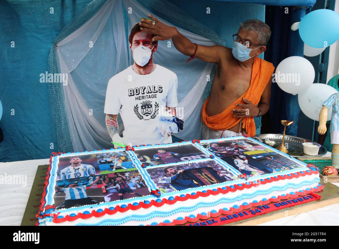 Kolkata Inde 24 Juin 21 Les Fans Indiens D Argentine Et De Lionel Messi Celebrent Son 34e Anniversaire Dans Un Appartement De Trois Etages Peint En Bleu Et Blanc Par Le Vendeur De Kolkata Inde 24 Juin 21 Les Fans Indiens D Argentine Et De Lionel Messi Celebrent Son 34e Anniversaire Dans Un Appartement De Trois Etages Peint En Bleu Et Blanc Par Le Vendeur De
