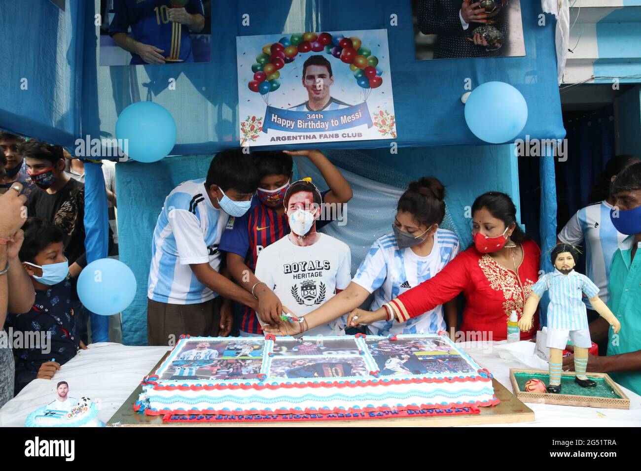 Kolkata Inde 24 Juin 21 Les Fans Indiens D Argentine Et De Lionel Messi Celebrent Son 34e Anniversaire Dans Un Appartement De Trois Etages Peint En Bleu Et Blanc Par Le Vendeur De