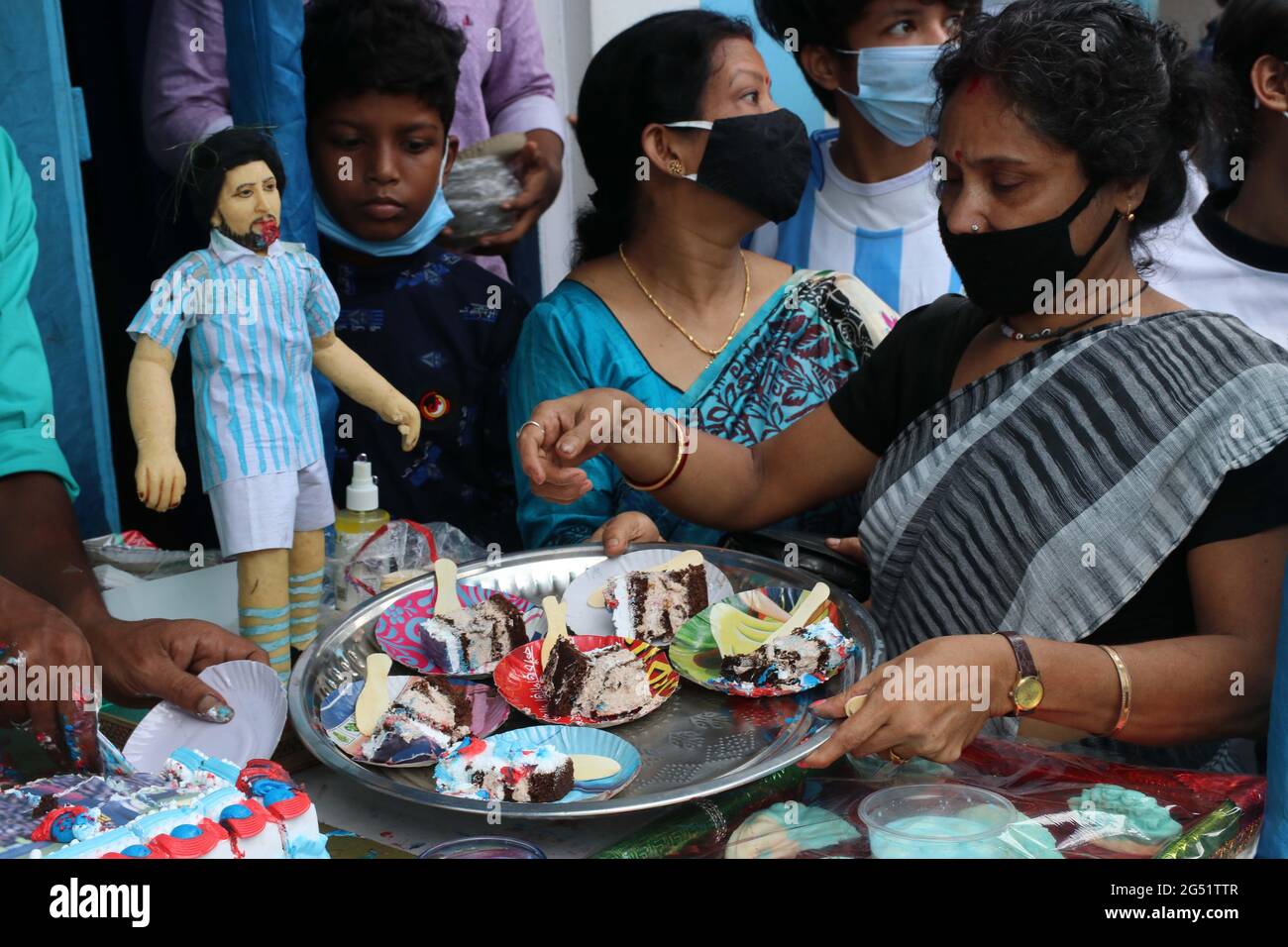 Kolkata Inde 24 Juin 21 Les Fans Indiens D Argentine Et De Lionel Messi Celebrent Son 34e Anniversaire Dans Un Appartement De Trois Etages Peint En Bleu Et Blanc Par Le Vendeur De