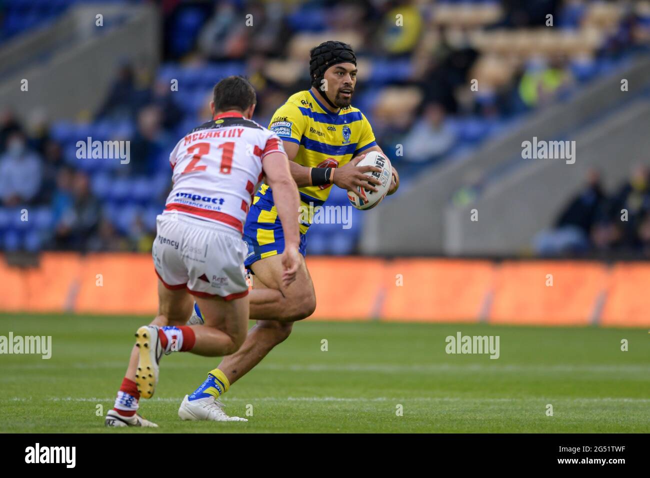 Sitaleki Akauola (20) de Warrington Wolves semble dépasser Tyrone McCarthy (21) de Leigh Centurion Banque D'Images