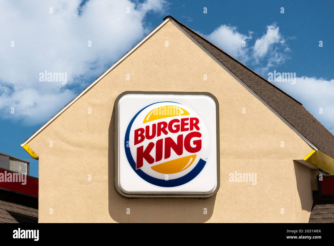 WISCONSIN DELLS, WI, États-Unis - 18 JUIN 2021 - panneau extérieur du restaurant Burger King et logo de marque commerciale. Banque D'Images