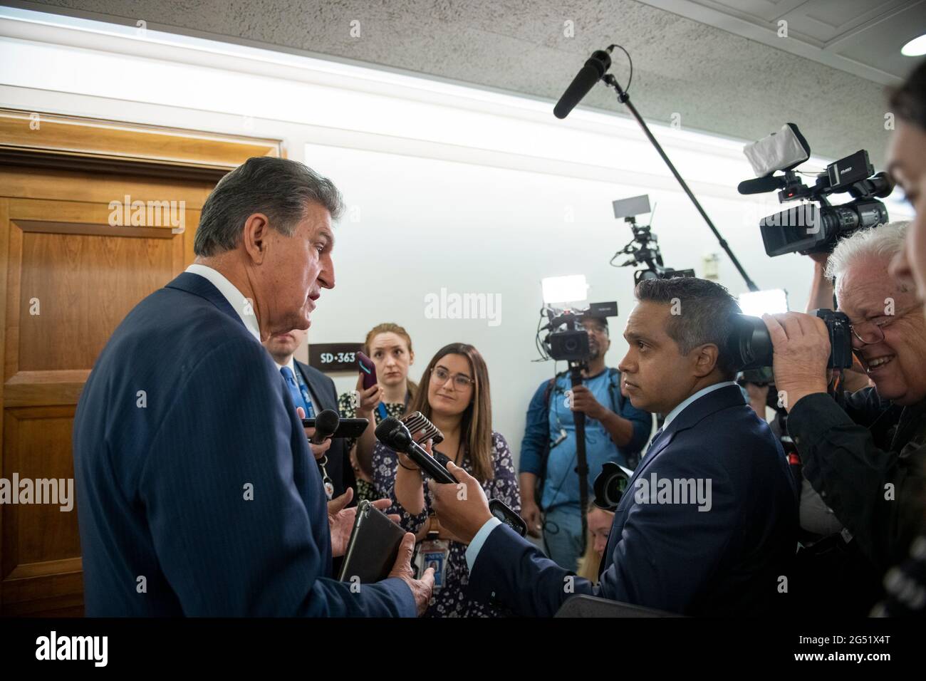 États-Unis le sénateur Joe Manchin III (démocrate de la Virginie-Occidentale), président du Comité sénatorial américain de l'énergie et des ressources naturelles, s'entretient avec des reporters lorsqu'il arrive à une audience du Comité sénatorial de l'énergie et des ressources naturelles pour examiner les besoins en infrastructure du secteur américain de l'énergie, de l'eau occidentale, Et les terres publiques, y compris un projet de loi original pour investir dans l'énergie et les infrastructures extérieures des États-Unis pour déployer de nouvelles technologies innovantes, mettre à jour les infrastructures existantes pour être fiables et résilientes, et sécuriser les infrastructures énergétiques contre les menaces physiques et cybernétiques, dans le Th Banque D'Images