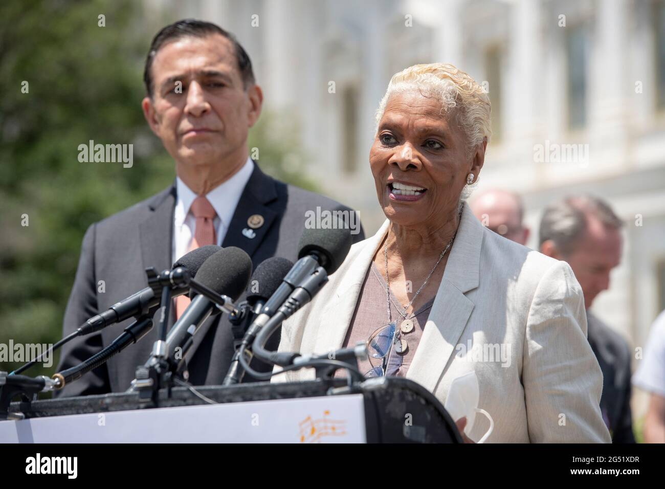 Washington, États-Unis d'Amérique. 24 juin 2021. Le représentant américain Darrell Issa (républicain de Californie), à gauche, écoute tandis que la chanteuse Dionne Warwick fait des remarques lors d'une conférence de presse pour présenter l'American Music Fairness Act à l'extérieur du Capitole des États-Unis, à Washington, DC, le jeudi 24 juin 2021. Crédit: Rod Lamkey/CNP/Sipa USA crédit: SIPA USA/Alay Live News Banque D'Images