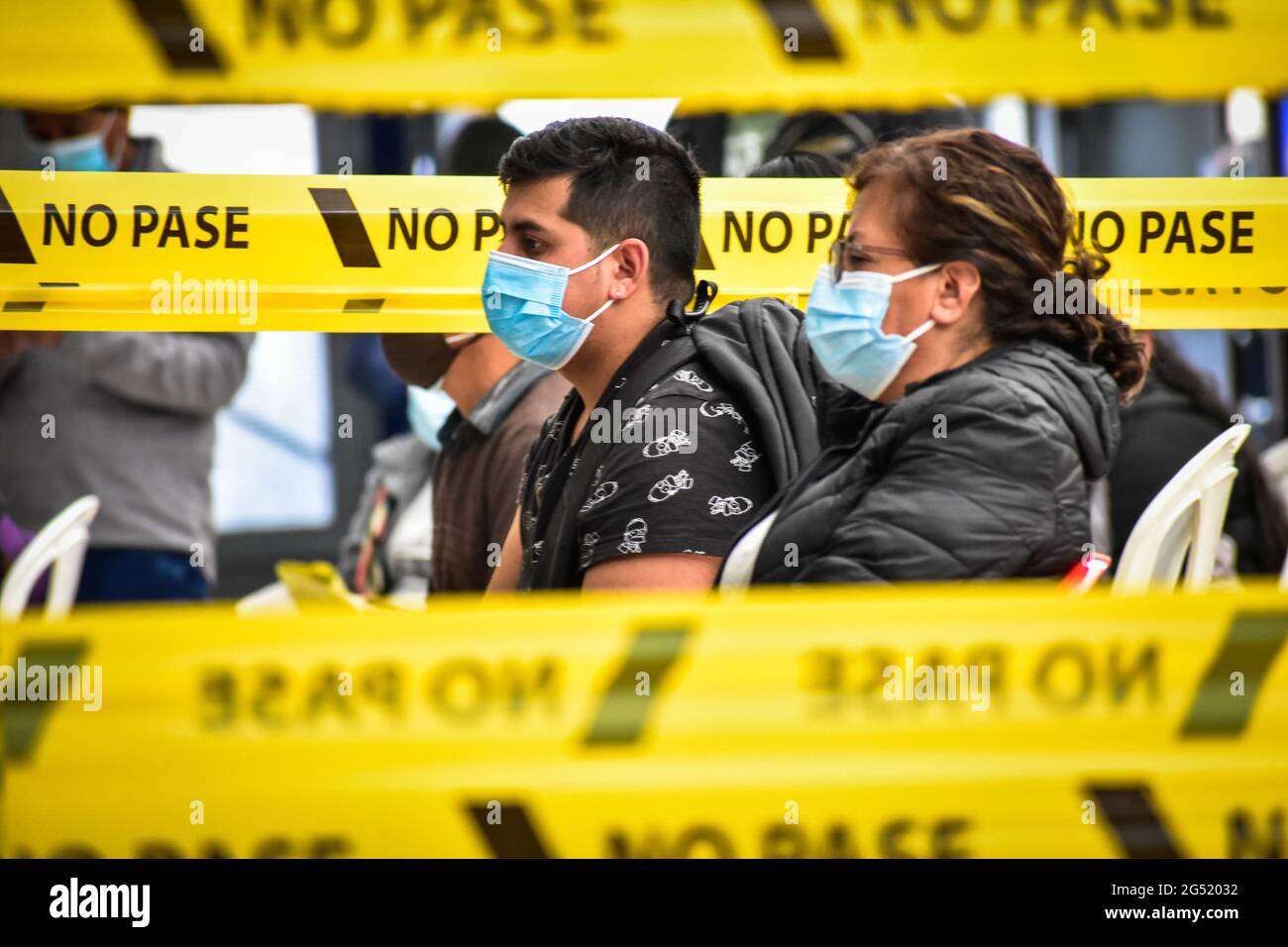 Ipiales, Colombie. 24 juin 2021. Les gens attendent en file d'attente pour recevoir les nouveaux vaccins contre le coronavirus (Pfizer, CoronaVac et AstraZeneca) A la ville frontalière d'Ipiales située dans le département de Narino est l'une des villes sélectionnées pour commencer une vaccination de masse pour réaliser une réactivation économique dans la zone frontalière entre la Colombie et l'Equateur à Ipiales, Narino le 24 juin 2021 crédit: Long Visual Press/Alay Live News Banque D'Images