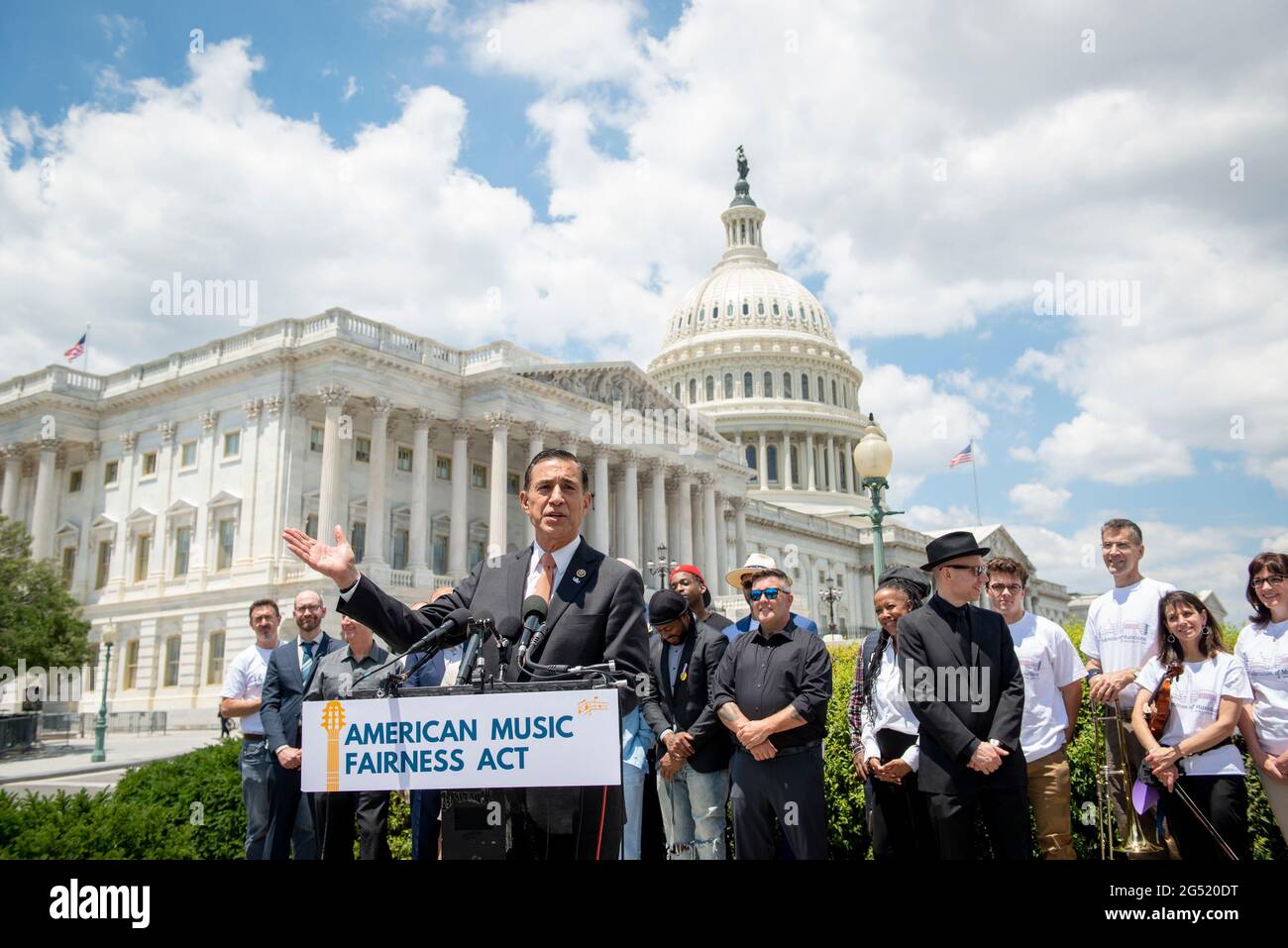 Le représentant américain Darrell Issa (républicain de Californie) fait des remarques lors d'une conférence de presse pour présenter l'American Music Fairness Act en dehors du capitole des États-Unis à Washington, DC, le jeudi 24 juin 2021. Crédit : Rod Lamkey/CNP/MediaPunch Banque D'Images