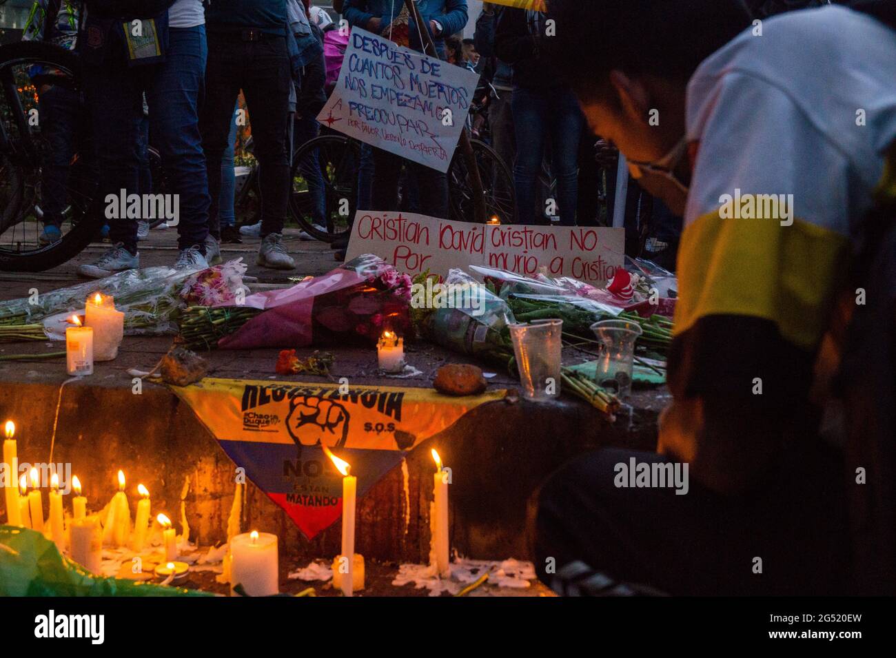 Bogota, Colombie. 23 juin 2021. Les manifestants placent des bougies et brandent le chant où un manifestant a atterri mort lors d'affrontements avec la police anti-émeute de Colombie (ESMAD) alors que les manifestations se sont déroulées dans le nord de Bogota, en Colombie, le 22 juin, après qu'un manifestant a été tué dans une affaire d'abus d'autorité de la police lors d'affrontements avec la police anti-émeute de Colombie (ESMAD) le 22 juin 2021 Crédit : long Visual Press/Alamy Live News Banque D'Images