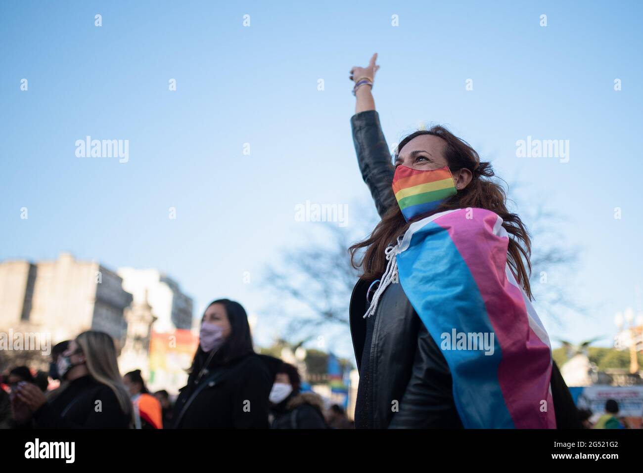 Buenos Aires, Argentine. 24 juin 2021. Une personne fait des gestes en attendant le vote de la loi. Vote et approbation du quota de travail pour les travestis et les transgenres en Argentine, un grand groupe de personnes se sont rassemblées en dehors du Congrès de la Nation Argentine pour tenir une vigile en attendant le résultat du vote du Sénat, qui a pris fin dans l'approbation de la Loi. (Photo de Manuel Cortina/SOPA Images/Sipa USA) crédit: SIPA USA/Alay Live News Banque D'Images